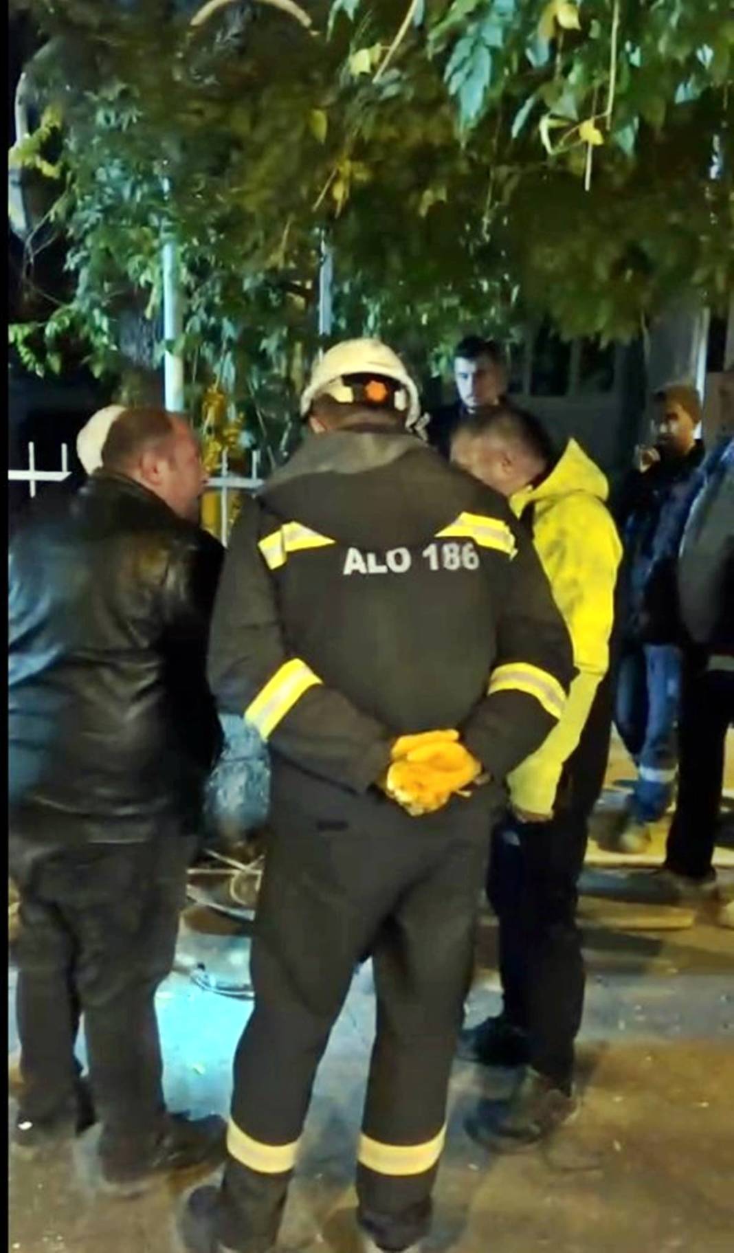 Görevli gibi giyinip sokağı kazdılar: Çıkanlar hayrete düşürdü! Borulara zarar verince gerçek ortaya çıktı 12